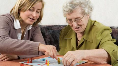 Bild Frau und Oma spielen ein Brettspiel