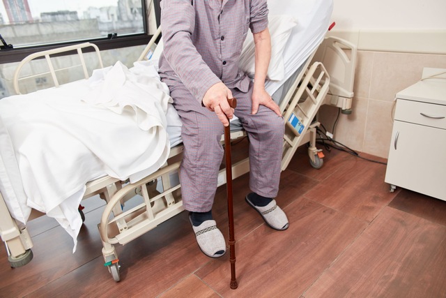 Bild Mann sitzt auf Krankenhausbett