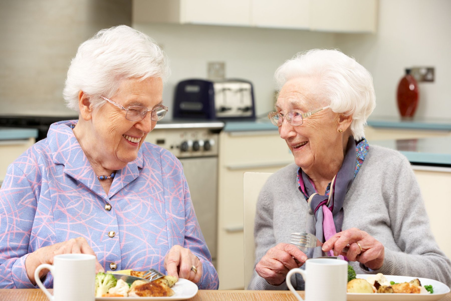 Bild zwei ältere Damen essen zusammen
