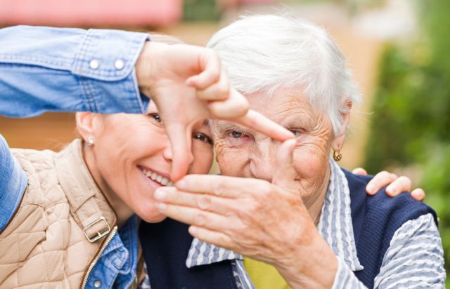 Bild zwei Rentnerinnen bilden ein Fingerviereck