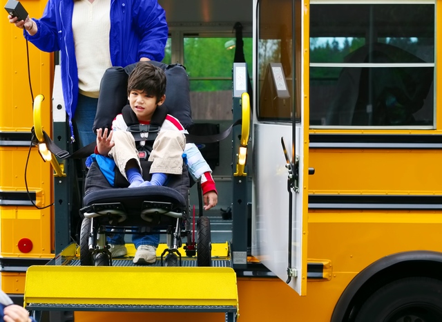 Bild Kind im Rollstuhl will in den Bus
