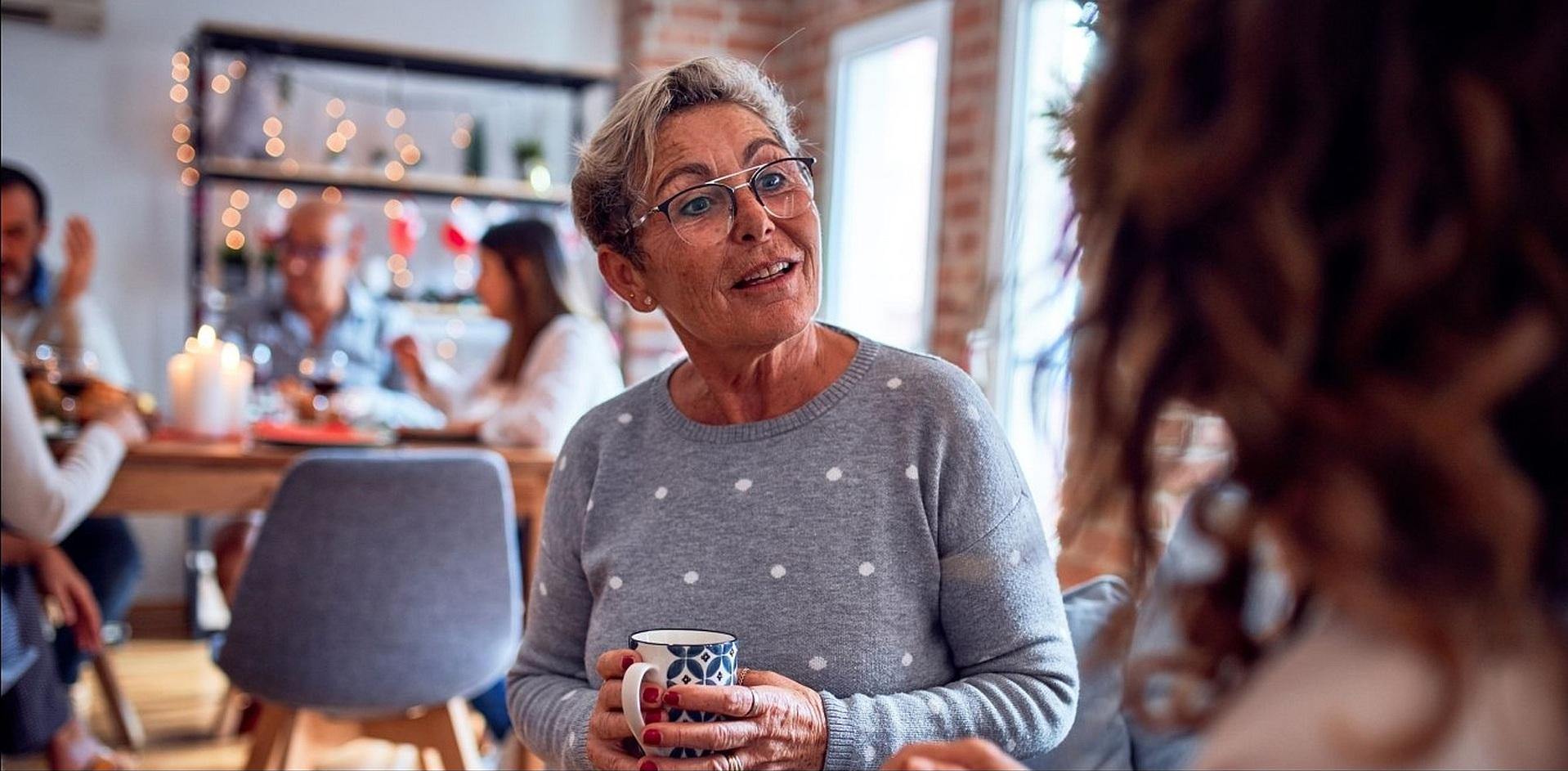 Zwei Frauen reden miteinander