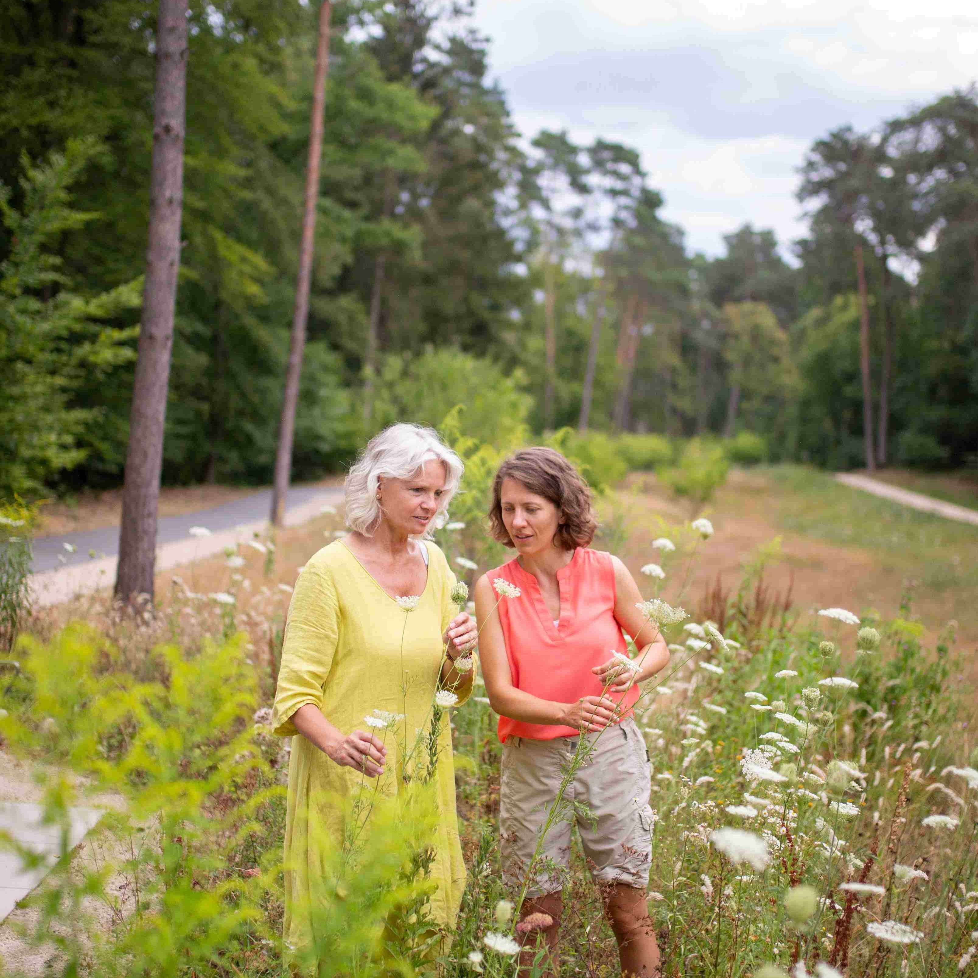 zwei Frauen stehen im Heilwald Bad Lippspringe