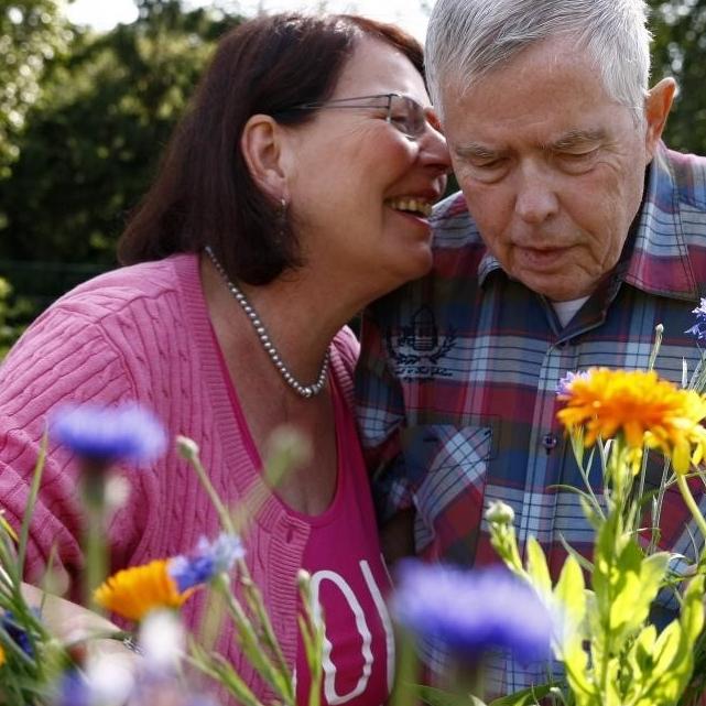 Zwei Menschen im Sinnes-Garten