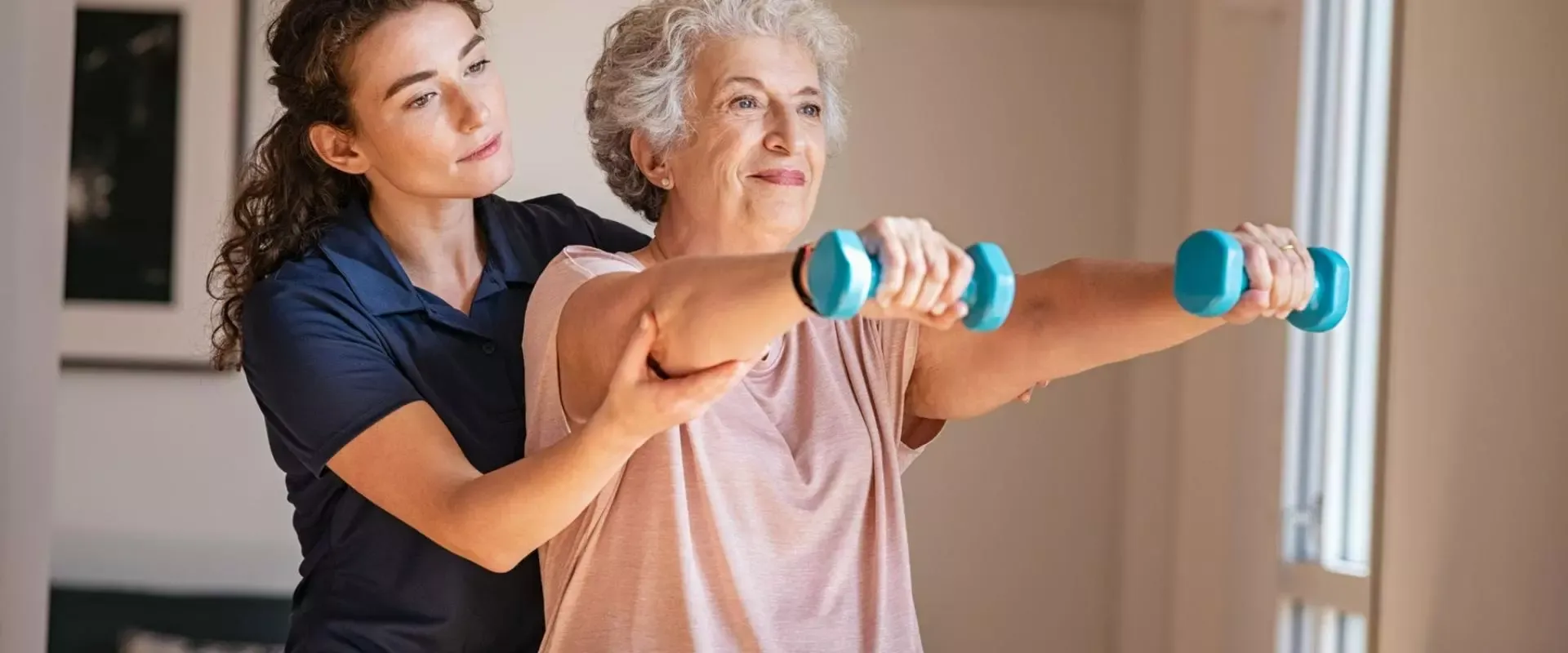 ältere Dame übt mit Physiotherapeutin