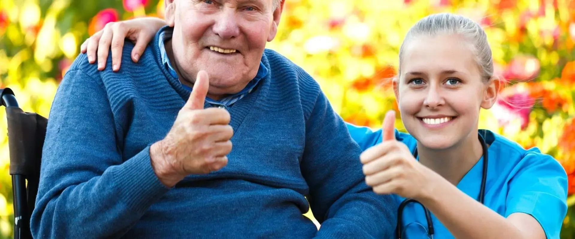 Bild Rentner und Pflegerin mit Daumen hoch