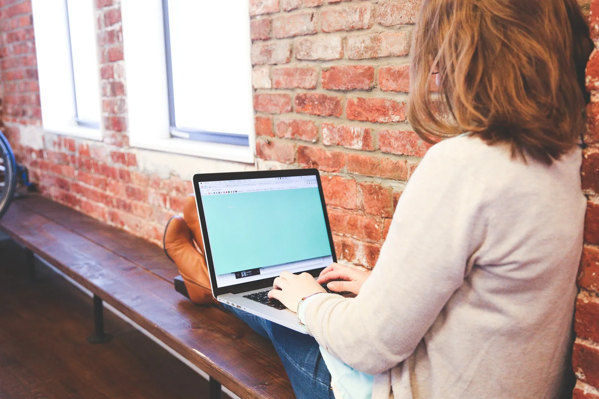 Frau sitzt an Laptop