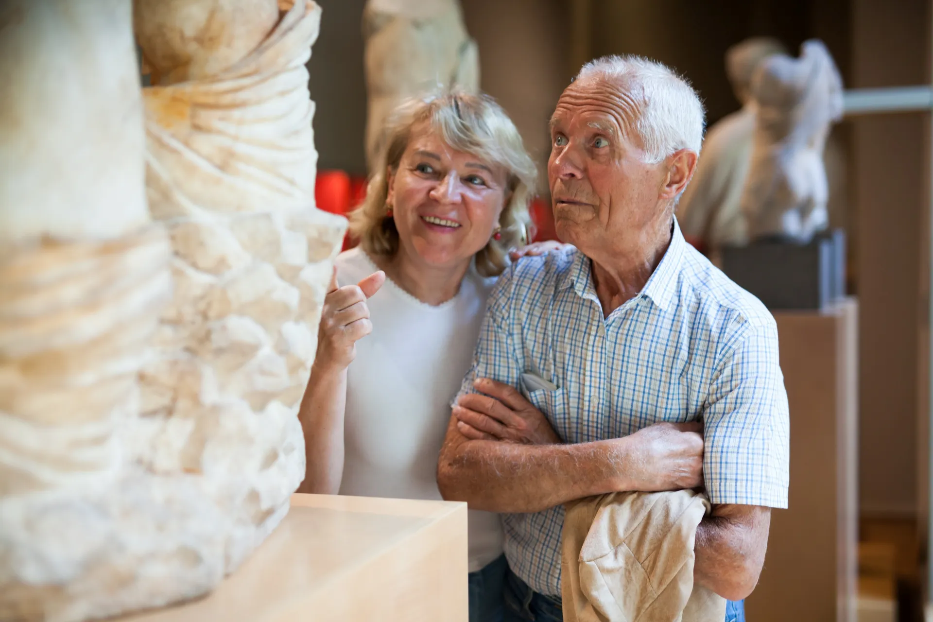 Mann und Frau besuchen ein Museum