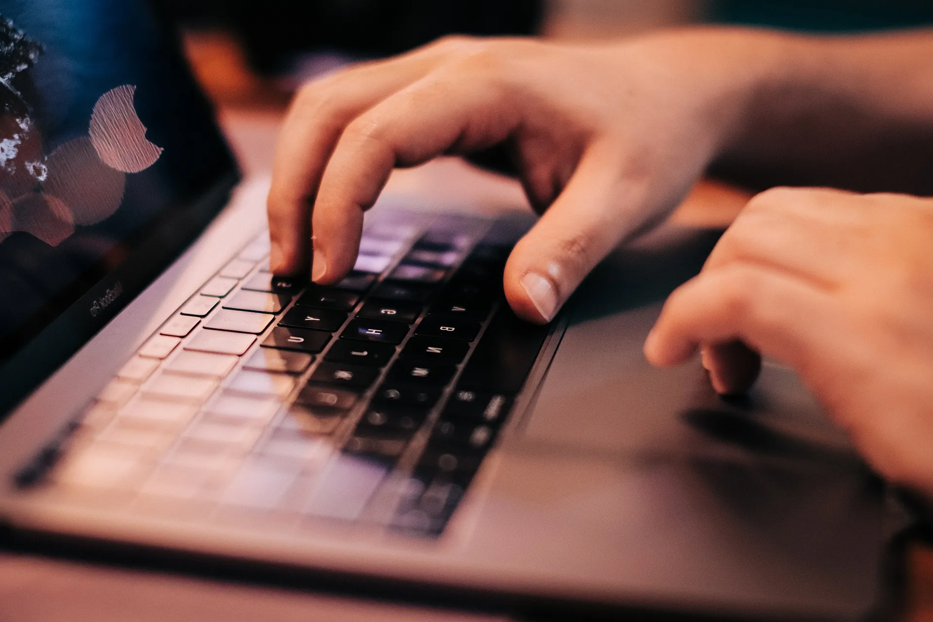 Hände auf einer Computer-Tastatur