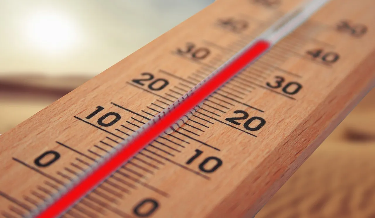 Thermometer mit der Anzeige über 30 Grad
