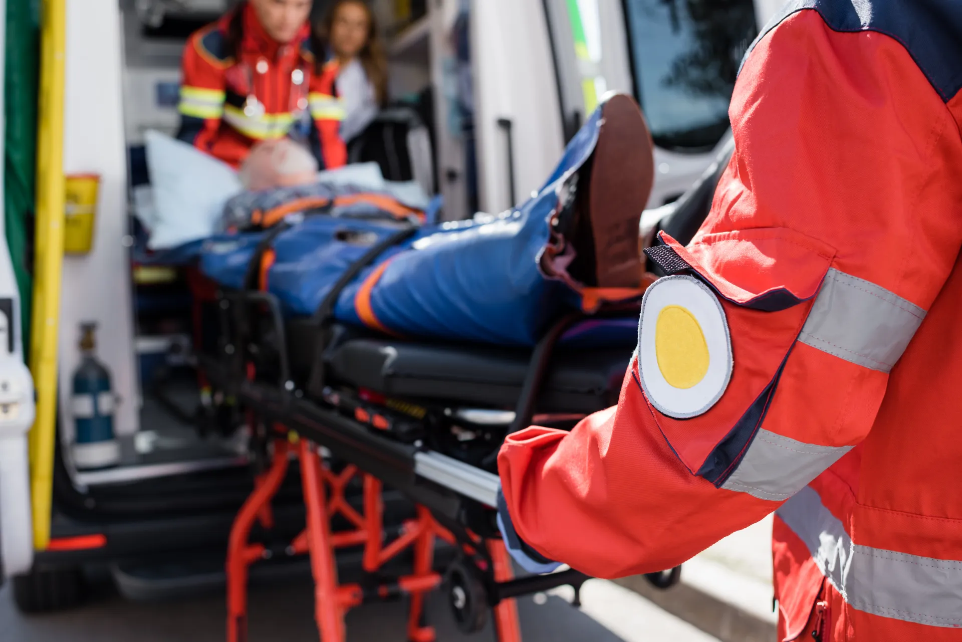 Rettungsdienst im Einsatz beim Abtransport von Unfall-Opfer