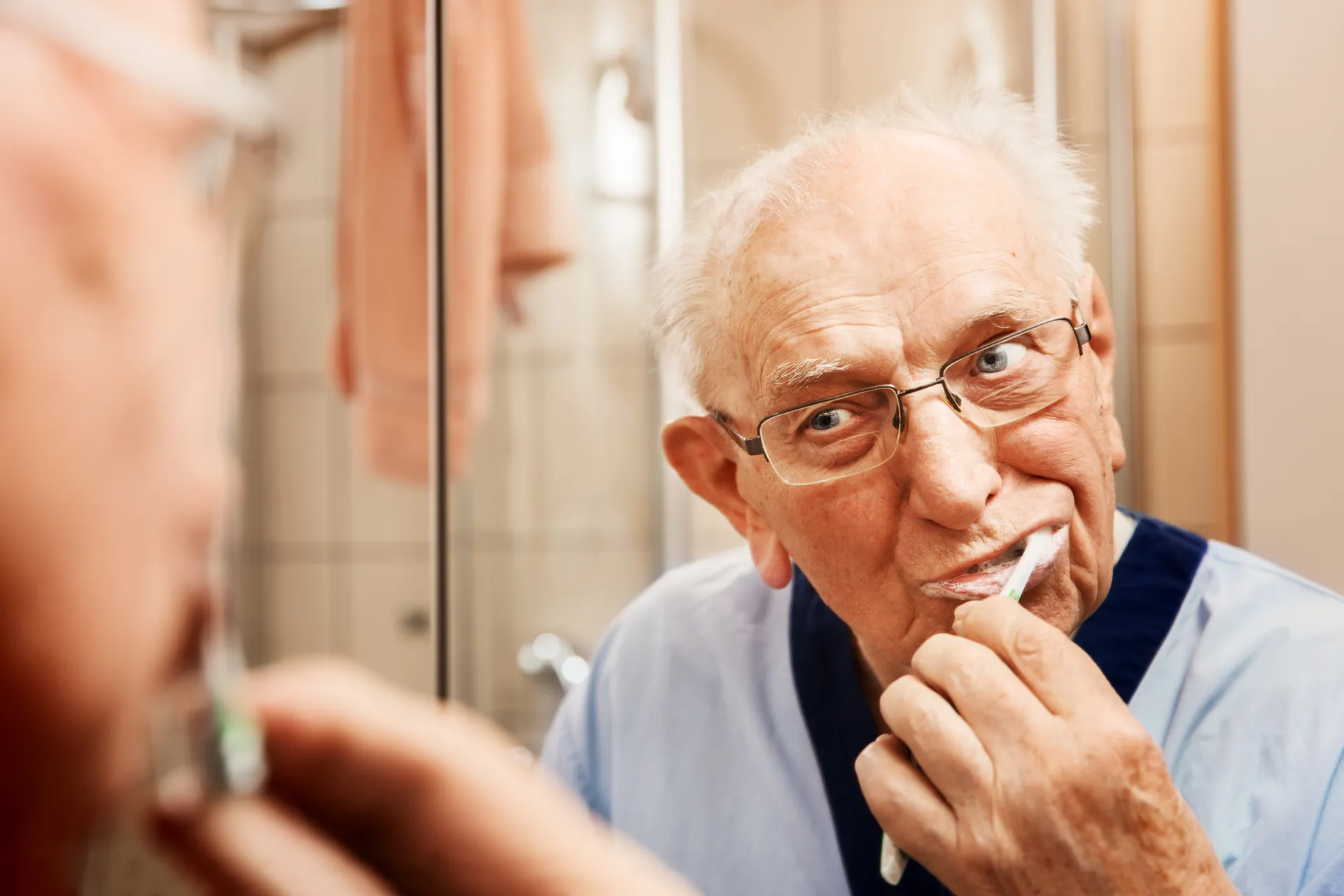 Senior putzt seine Zähne