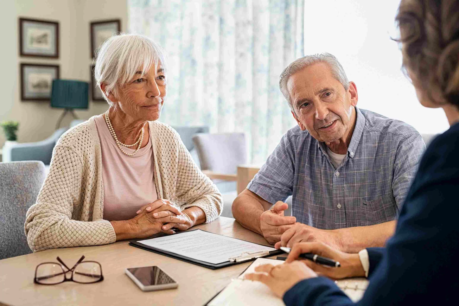 Ehepaar, dass sich von einer Pflegeberaterin beraten lässt