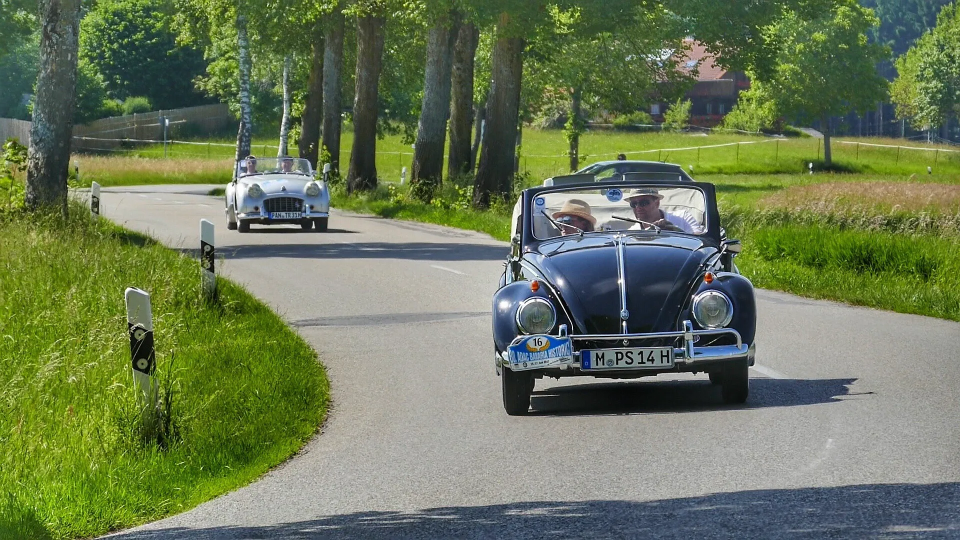 Fahrt in einem VW Käfer Cabrio auf der Landstraße im Sommer