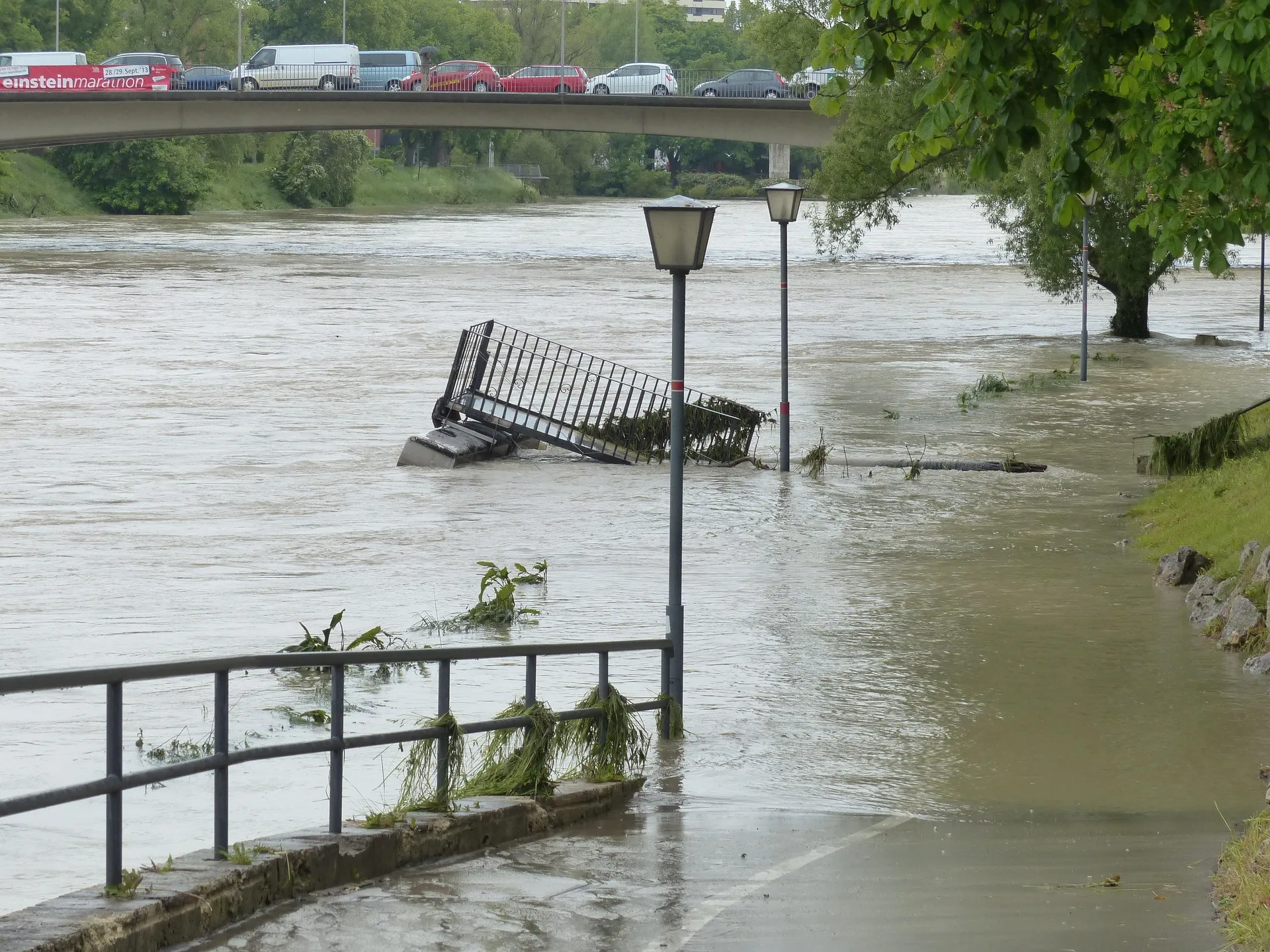 Hochwasser, Fluss tritt über das Ufer
