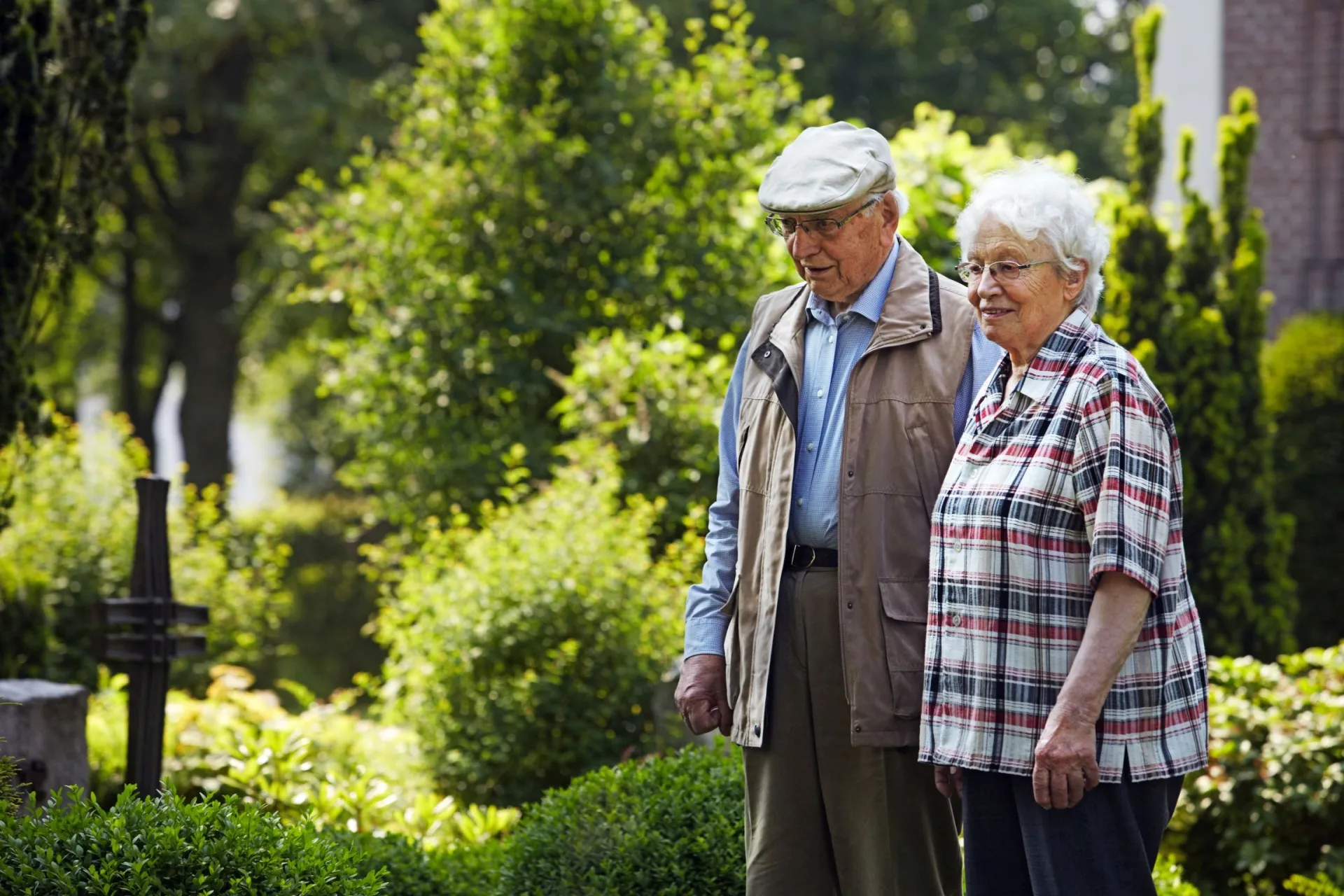 Bild eines Ehepaars im Grünen