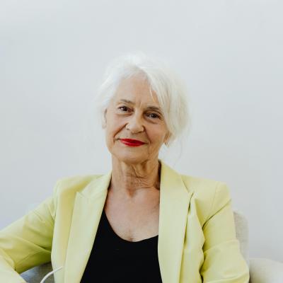 Protrait, ältere Frau mit grauen Haaren 