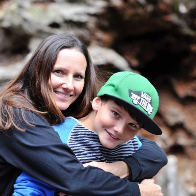 Portrait einer jungen Mutter mit ihrem Sohn im Arm