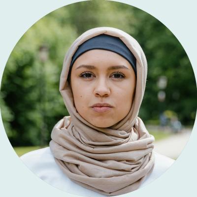 Muslimische junge Frau