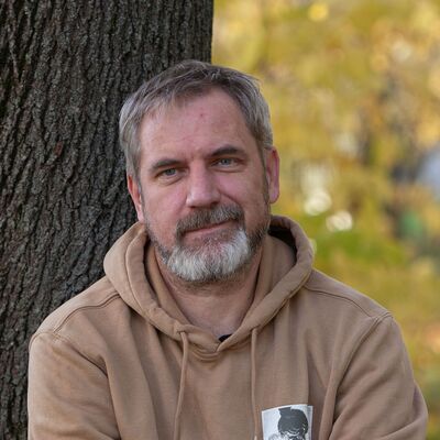 Porträt von Mann mittleren Alters zur Erholung von der Pflege in Natur