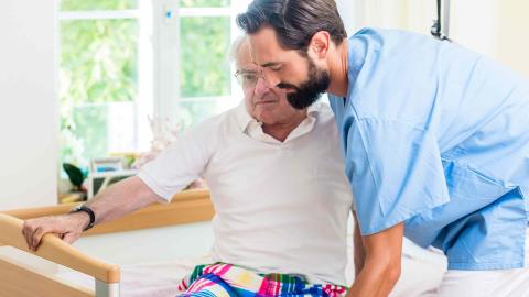 Bild Pfleger hilft Rentner