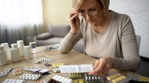 Bild Frau am Tisch mit Medikamenten