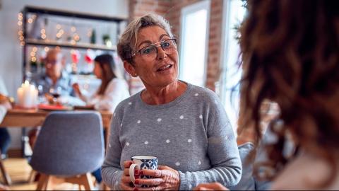 Zwei Frauen reden miteinander