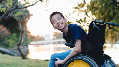 Bild Junge im Rollstuhl lachend