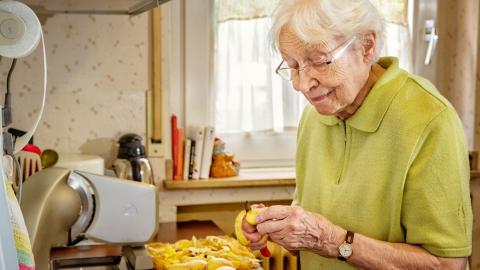 Bild Frau schält Kartoffeln