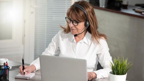 Bild: Frau mit Headset am Laptop
