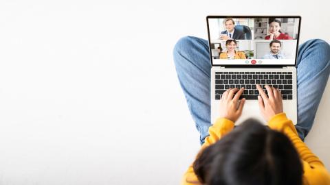 Bild Frau in einer Videokonferenz