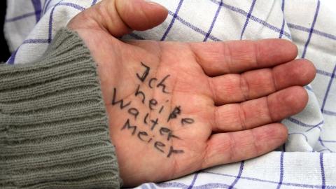 Hand mit Schrift zum Erinnern