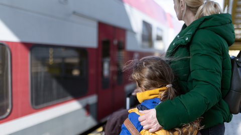 Foto: Frau mit Kind am Bahnsteig