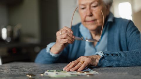 Foto: ältere Dame zählt ihr Geld