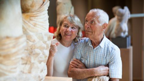 Mann und Frau besuchen ein Museum