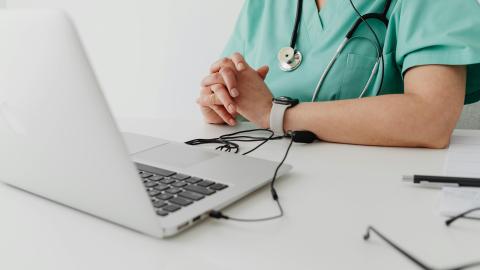 Ärztin am Laptop