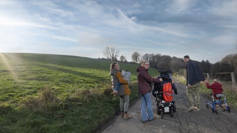 Bild: Familie geht eine Strasse entlang