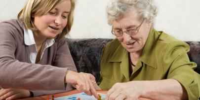 Bild Frau und Oma spielen Brettspiel