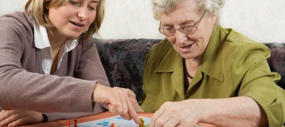 Bild Frau und Oma spielen ein Brettspiel