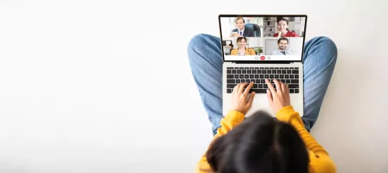 Bild Frau in einer Videokonferenz