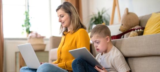 Bild Mutter und Kind am Rechner