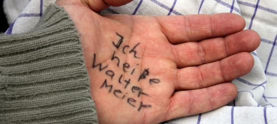 Hand mit Schrift zum Erinnern