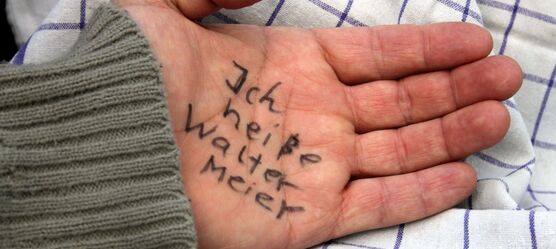 Hand mit Schrift zum Erinnern