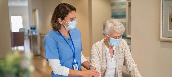 Bild Pflegerin mit Frau am Rolator