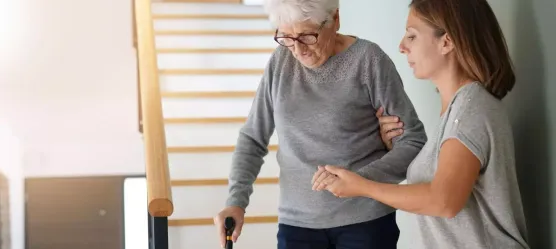 Bild Frau hilft Oma beim Treppengang