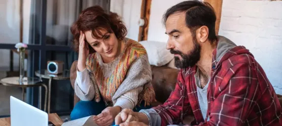 Bild Ehepaar sitzt vor Laptop und rechnet