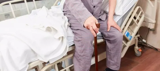 Bild Mann sitzt auf Krankenhausbett