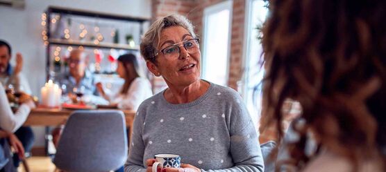 zwei Frauen im Gespräch