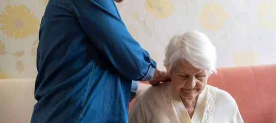 Bild Frau hilft Oma beim Anziehen