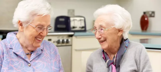 Bild zwei ältere Damen essen zusammen
